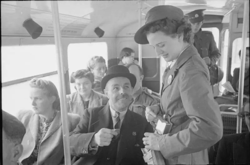 Busconductrice verkoopt een kaartje aan een reiziger in 1941