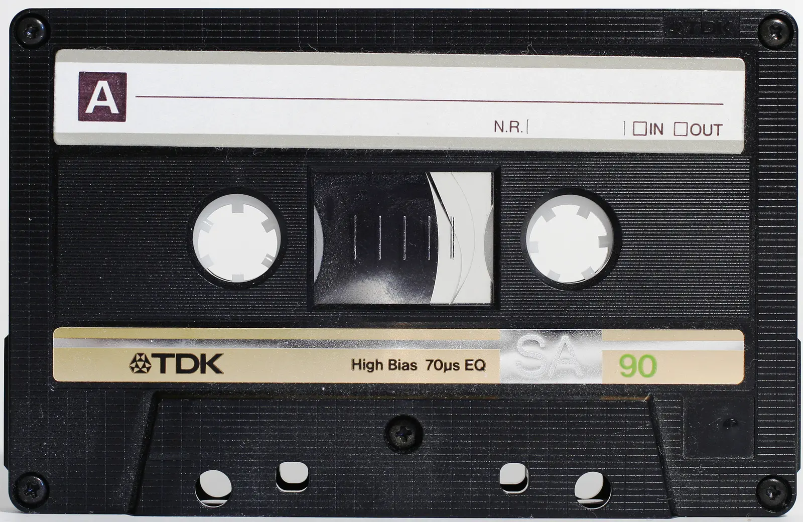 Een TDK-compactcassette met zichtbaar magneetband
