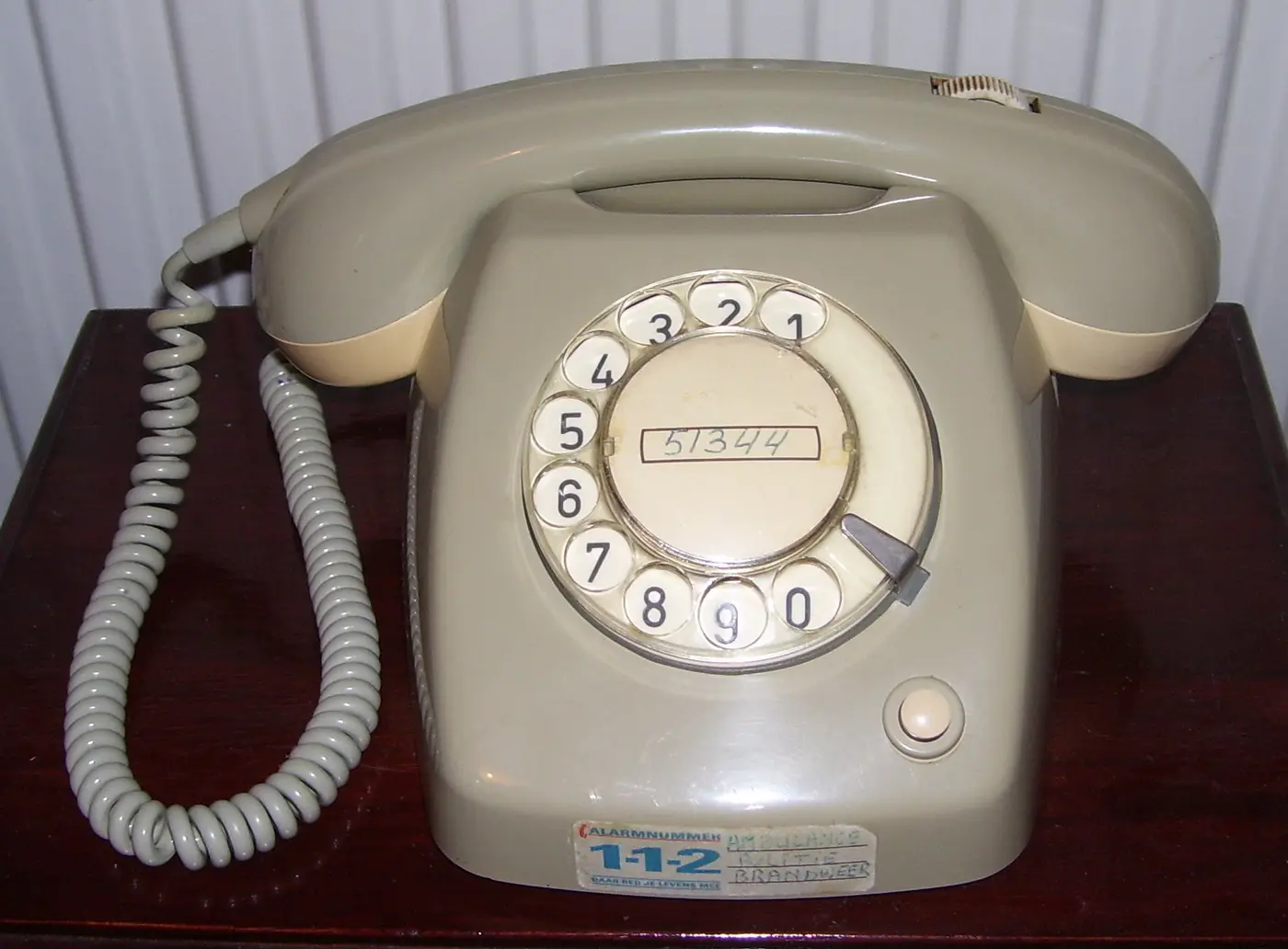 Een grijze Nederlandse draaischijftelefoon