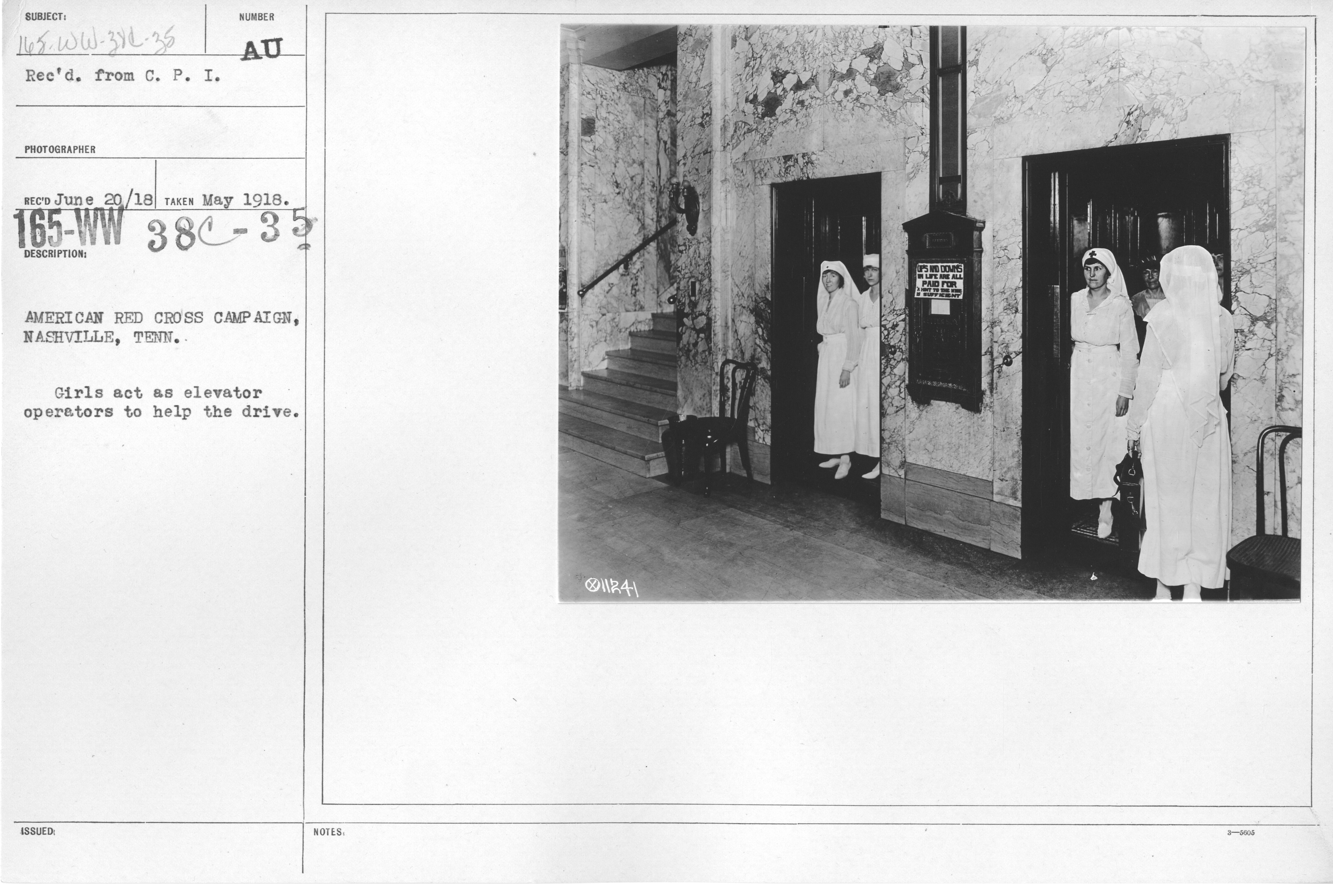 Jonge vrouwen bij de lift, tijdens een Rode Kruis-inzamelingsactie in Nashville in 1918