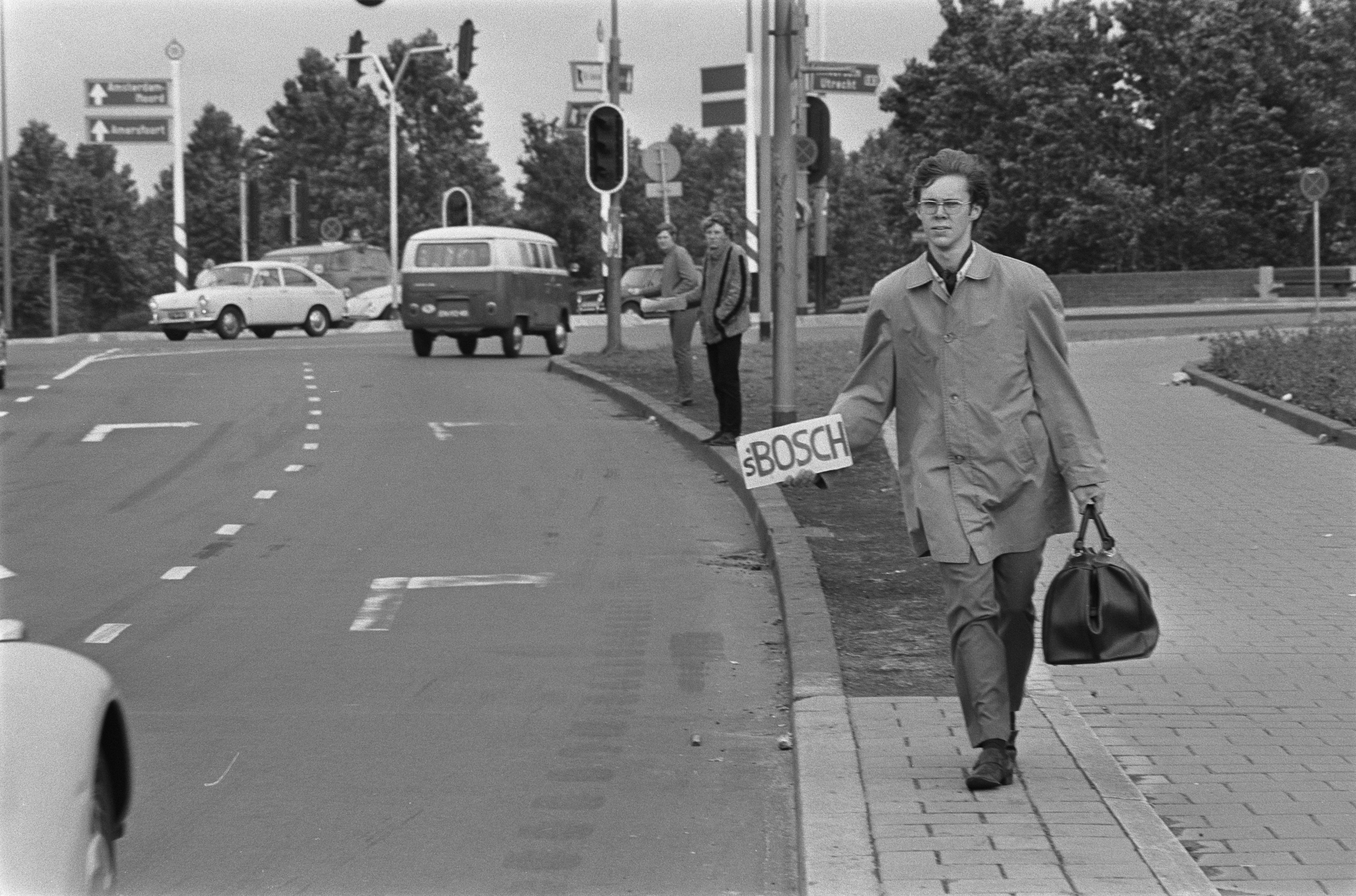 Three hitchhikers at the Utrechtsebrug in Amsterdam, 30 June 1970. The sign reads Den Bosch.