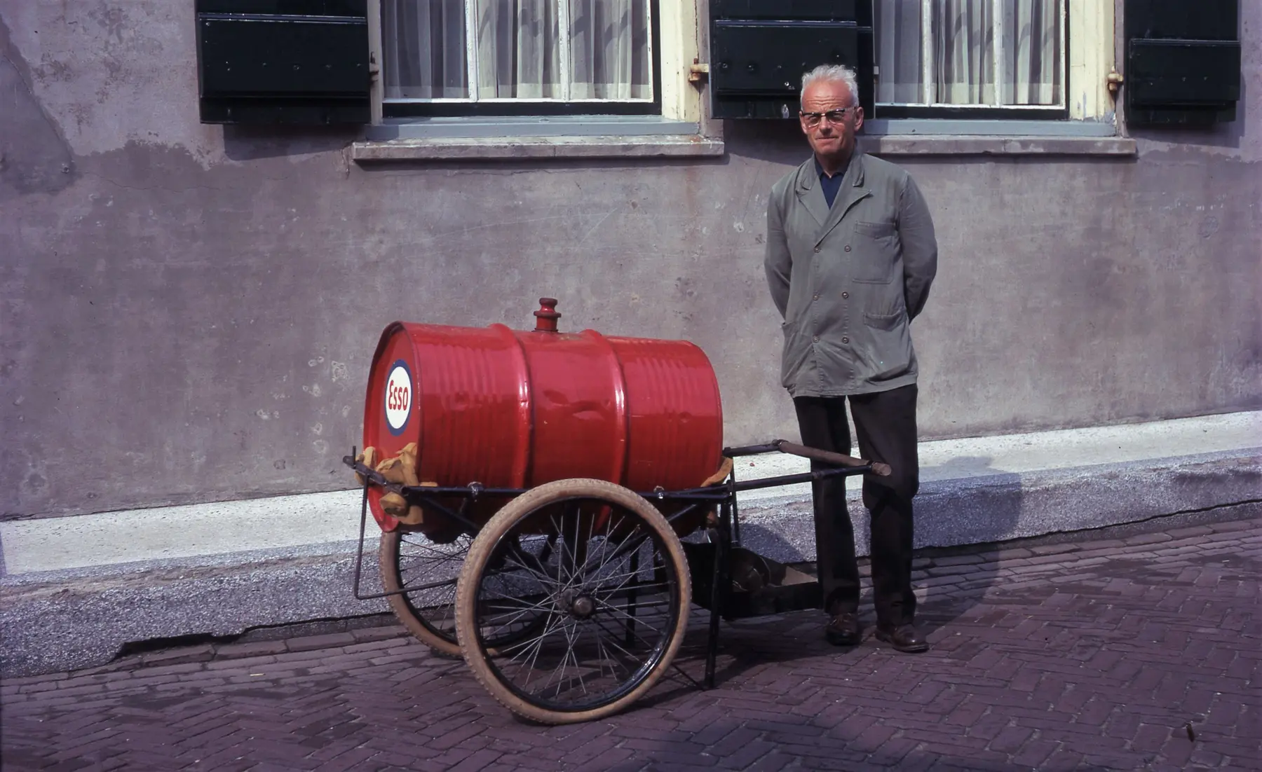Petroleumhandelaar Jos Louwen met zijn rode Esso-oliekar in 1968