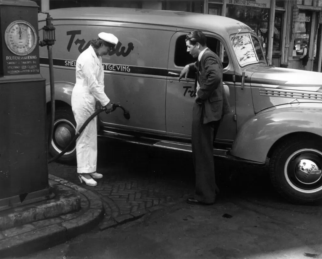 Pompbediende tankt in 1947 de bestelauto van dagblad Trouw