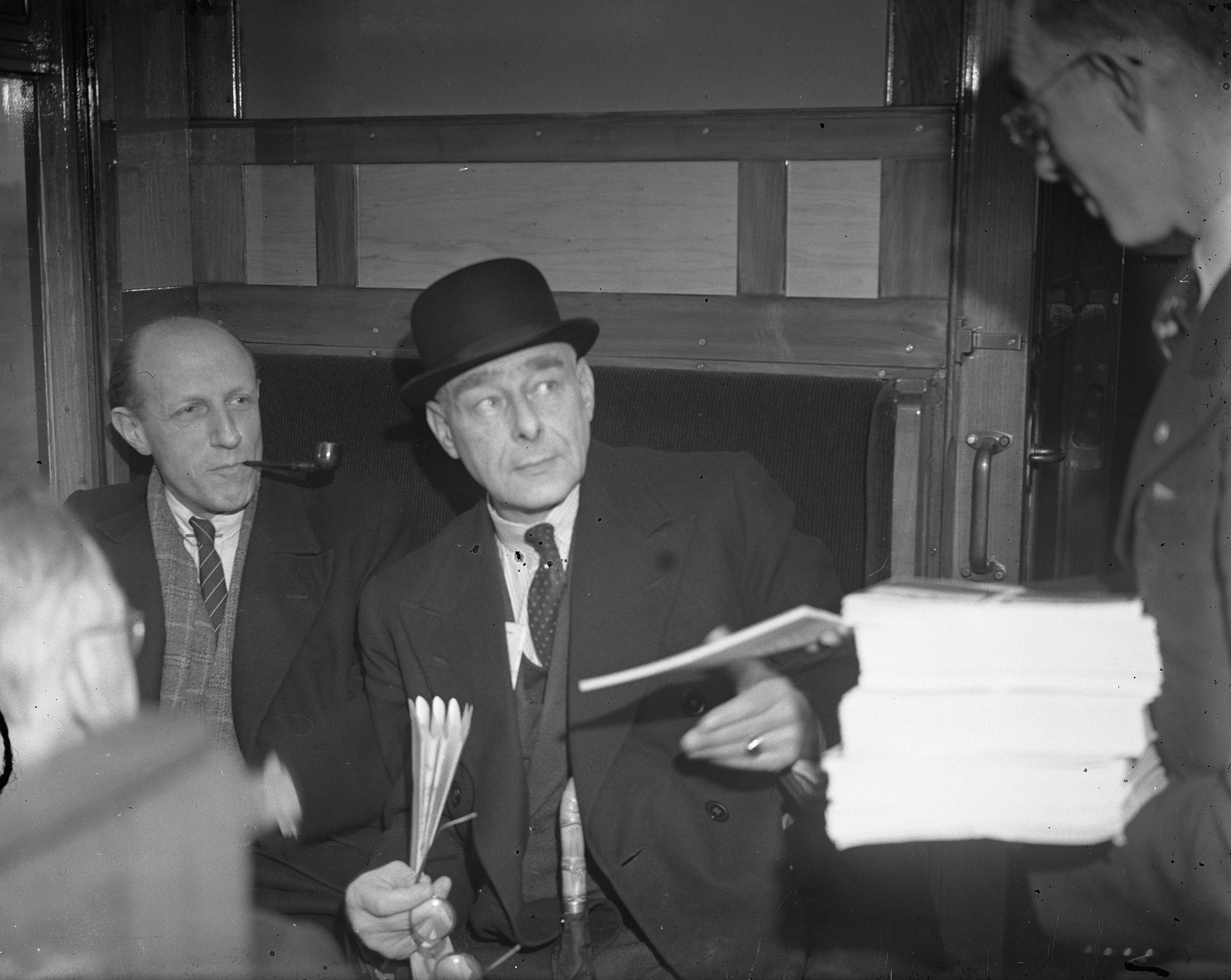 Aanbieding van een spoorboekje aan dr. Posthumus Meijer, 17 november 1946. De archieftitel noemt dit het ‘eerste spoorboekje’; dat is geen aanduiding van het eerste Nederlandse spoorboekje ooit.