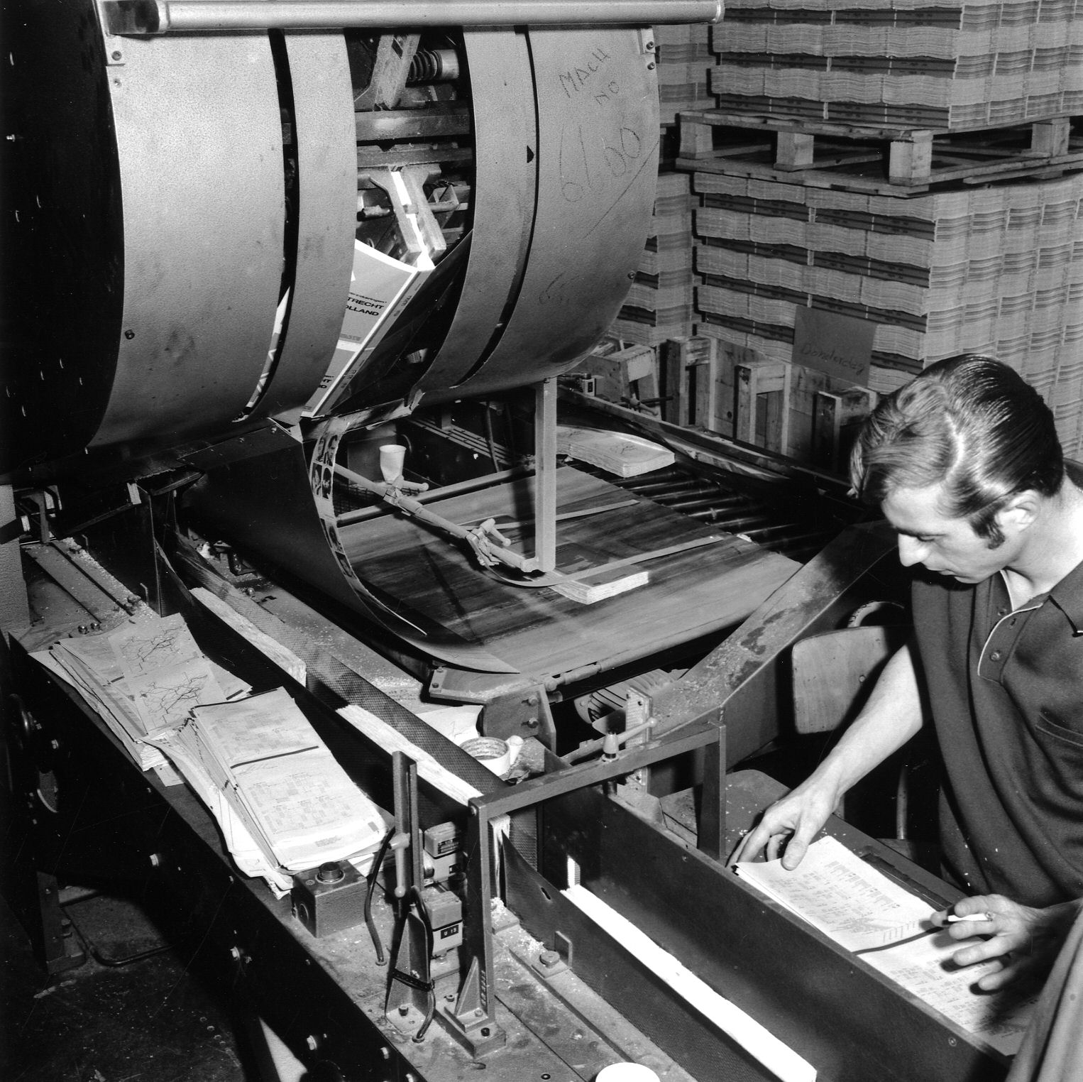 Printing the 1970 NS timetable at J. van Boekhoven’s printing works in Utrecht, May 1970.
