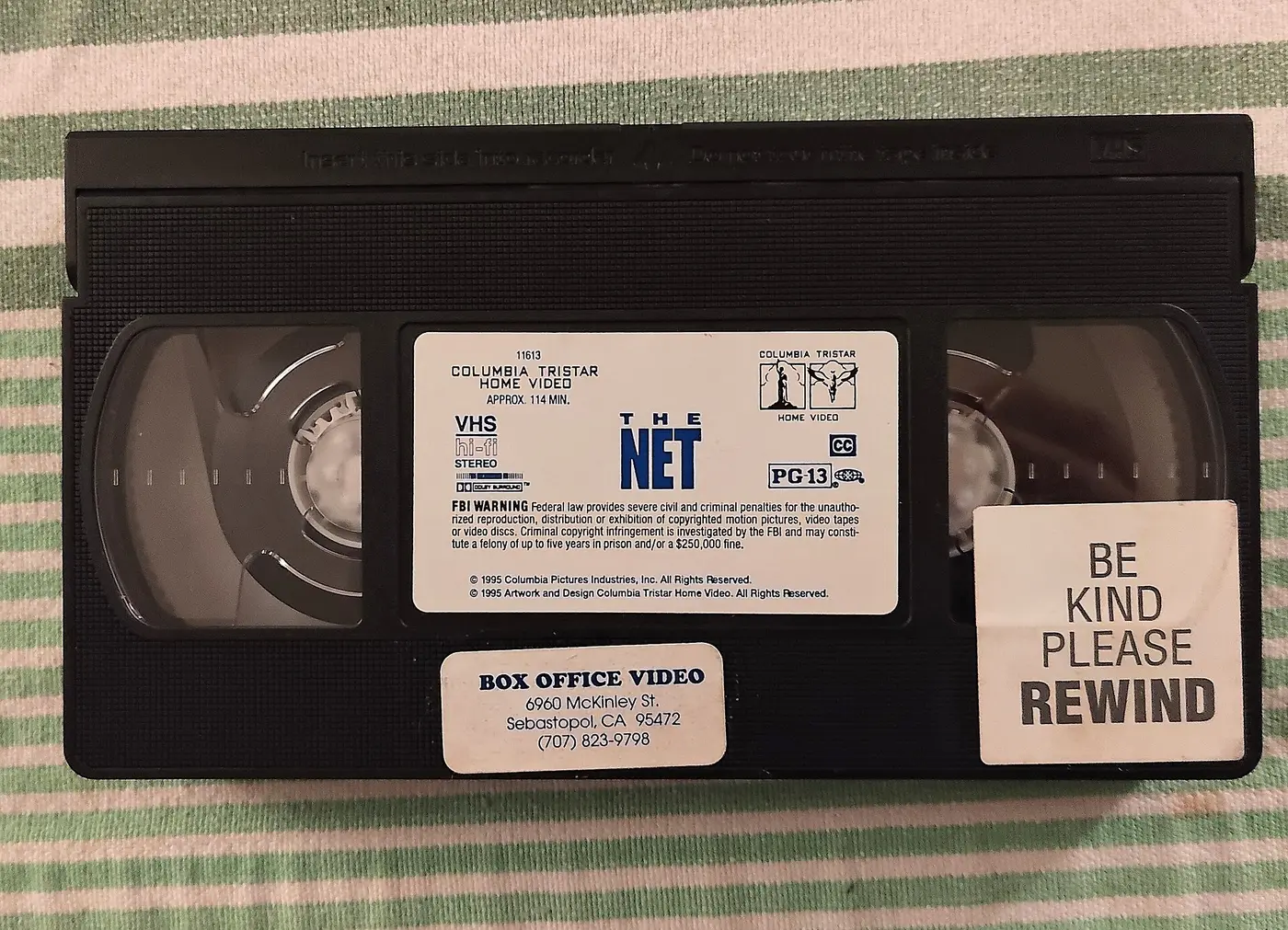 VHS-videoband met de sticker Be Kind Please Rewind