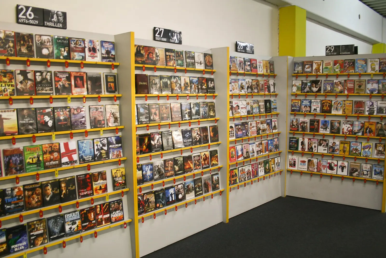 Videotheek met lange wanden vol filmhoezen